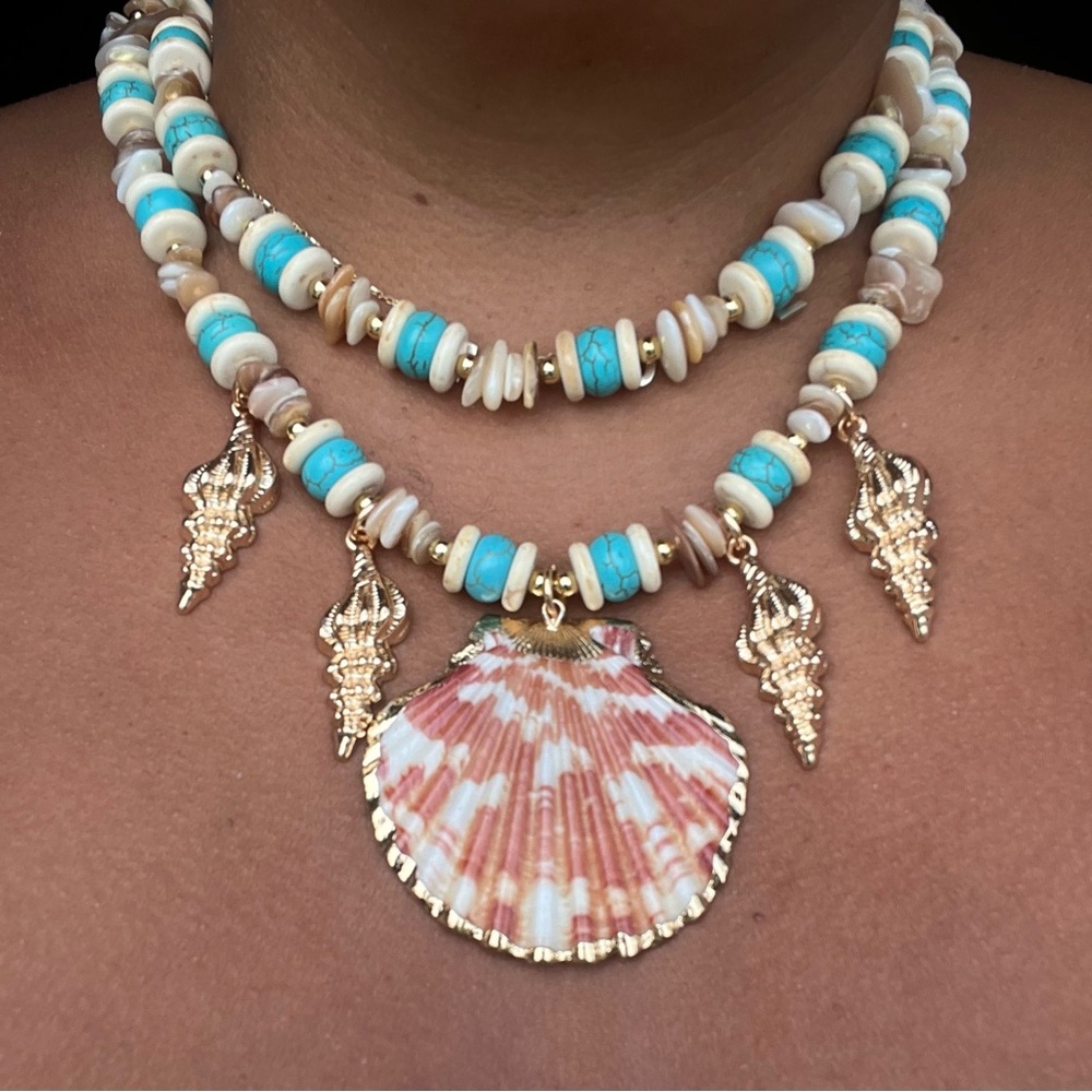 Viral Gardenia Shell Necklace